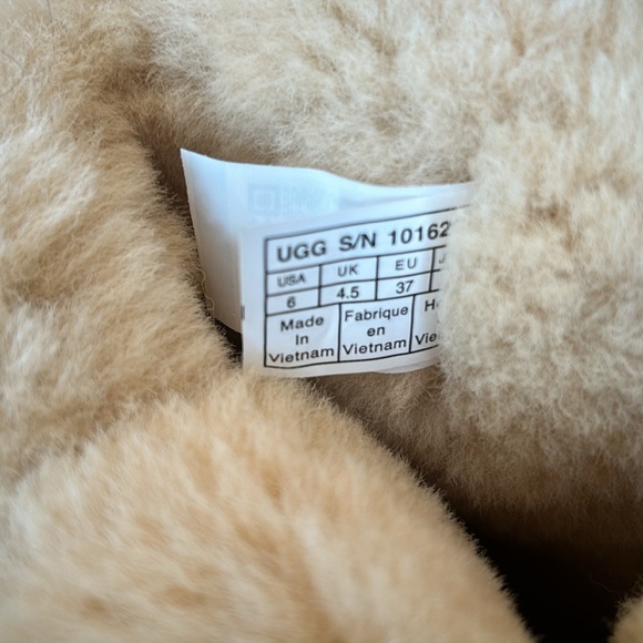 UGG Bailey Button Triplet 11 Boot size 6 - Picture 4 of 4